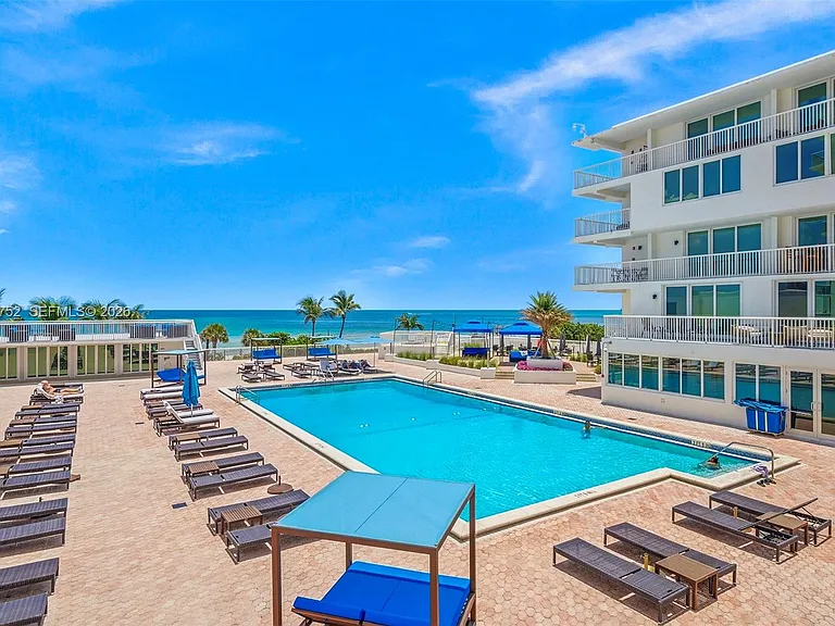 5401 Collins Ave #102 — Photo 31