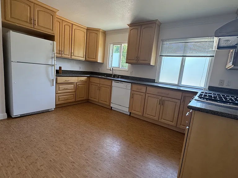 1066 Heatherstone Ave — Photo 1