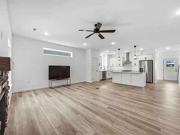 4th image of 458 Cherry Ave