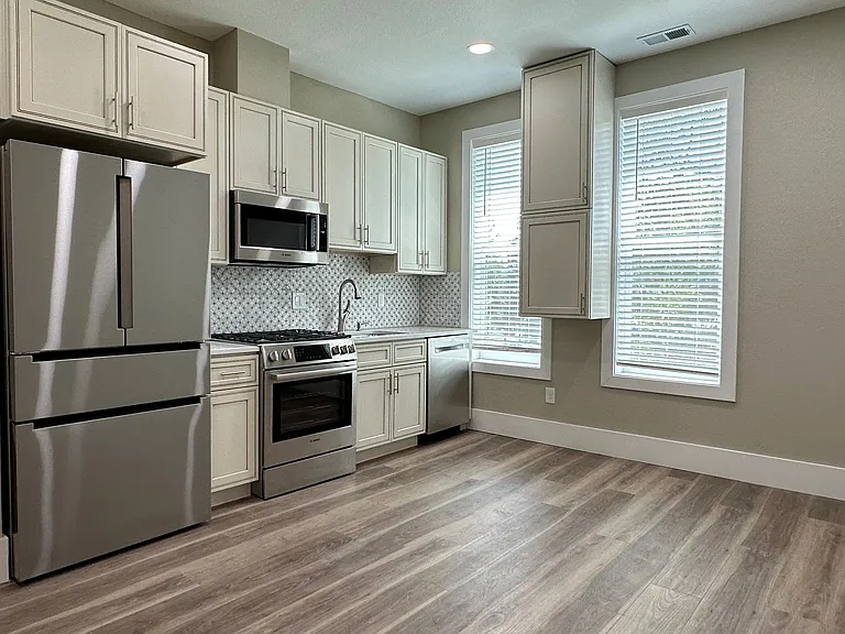204-206 W 5th Ave #B — Photo 2