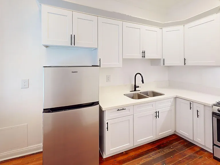 La Chandelle Apts...Charming building...Renovated Apartments Available...Hardwood Floors! — Photo 8