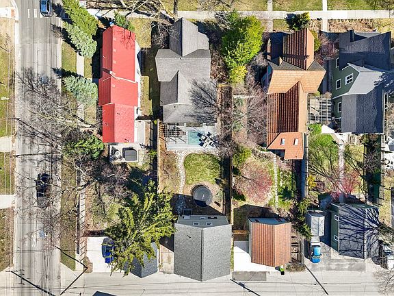 5th image of 206 E 9th St