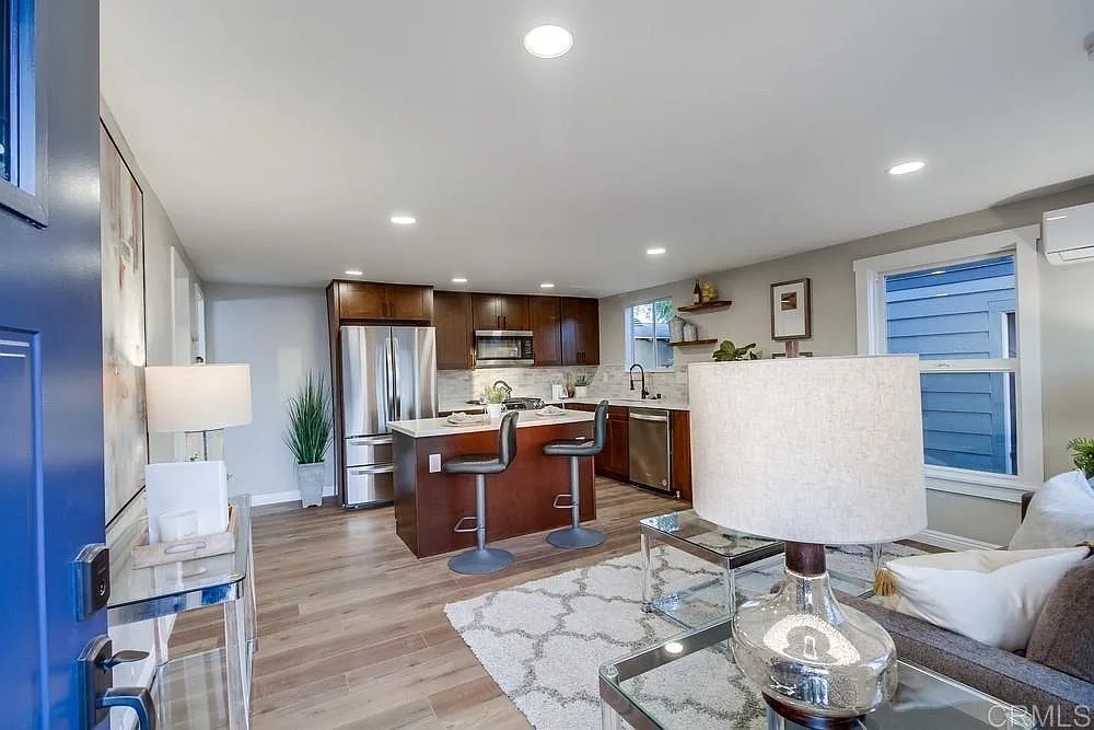 4609 E Mountain View Dr — Photo 2
