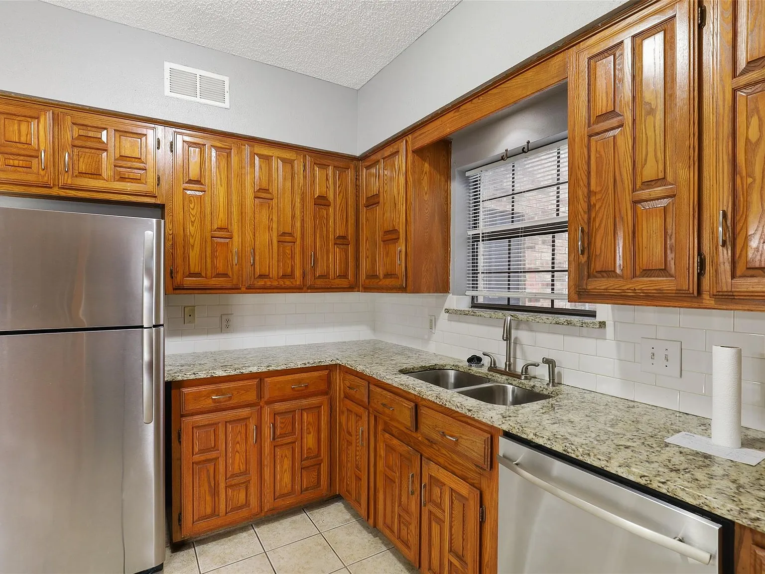 2 bed, 2.5 bath, 1260 sqft, $1,900 — Photo 3