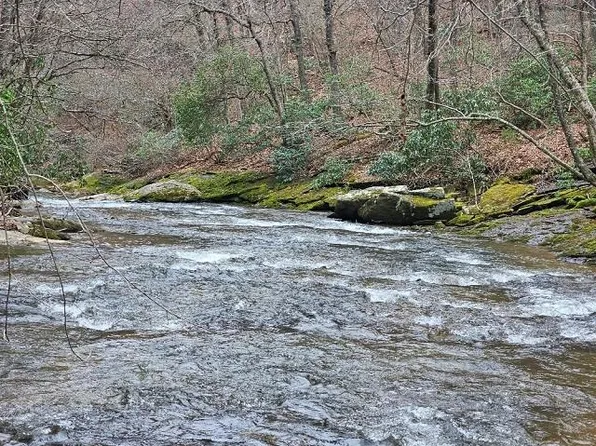 Woodfield Ln, Hillsville, VA 24343