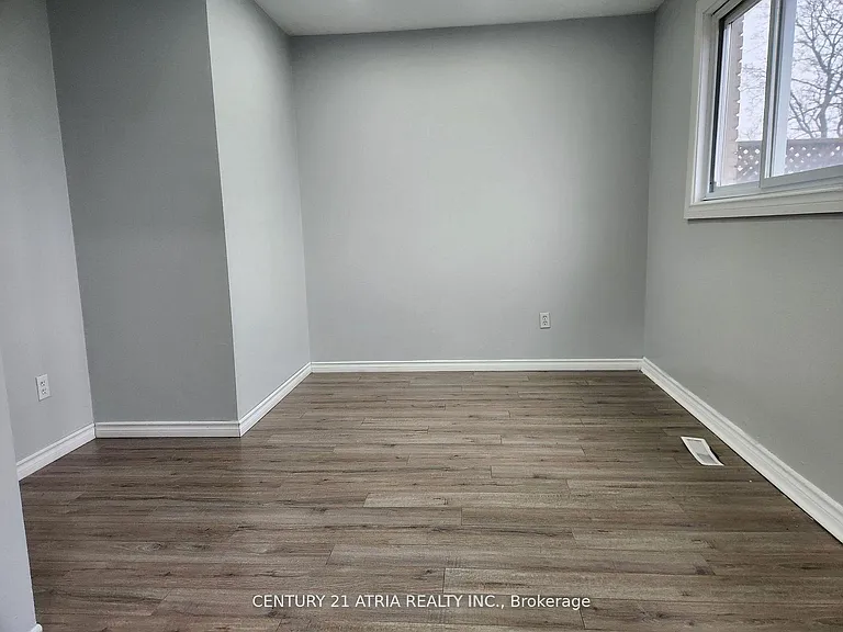 49 Lawrence Cres #BASEMENT — Photo 3