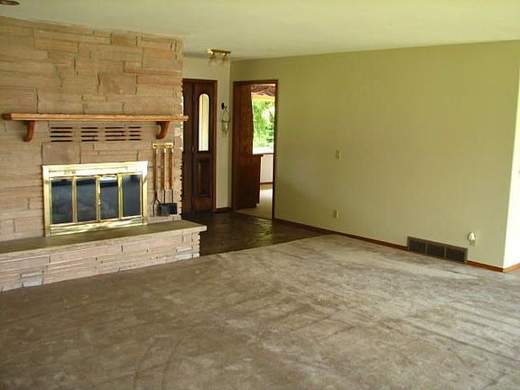 3rd image of 6 N Lakeshore Dr