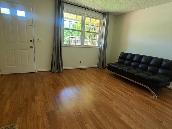 5th image of 4861 Barclay Square Dr