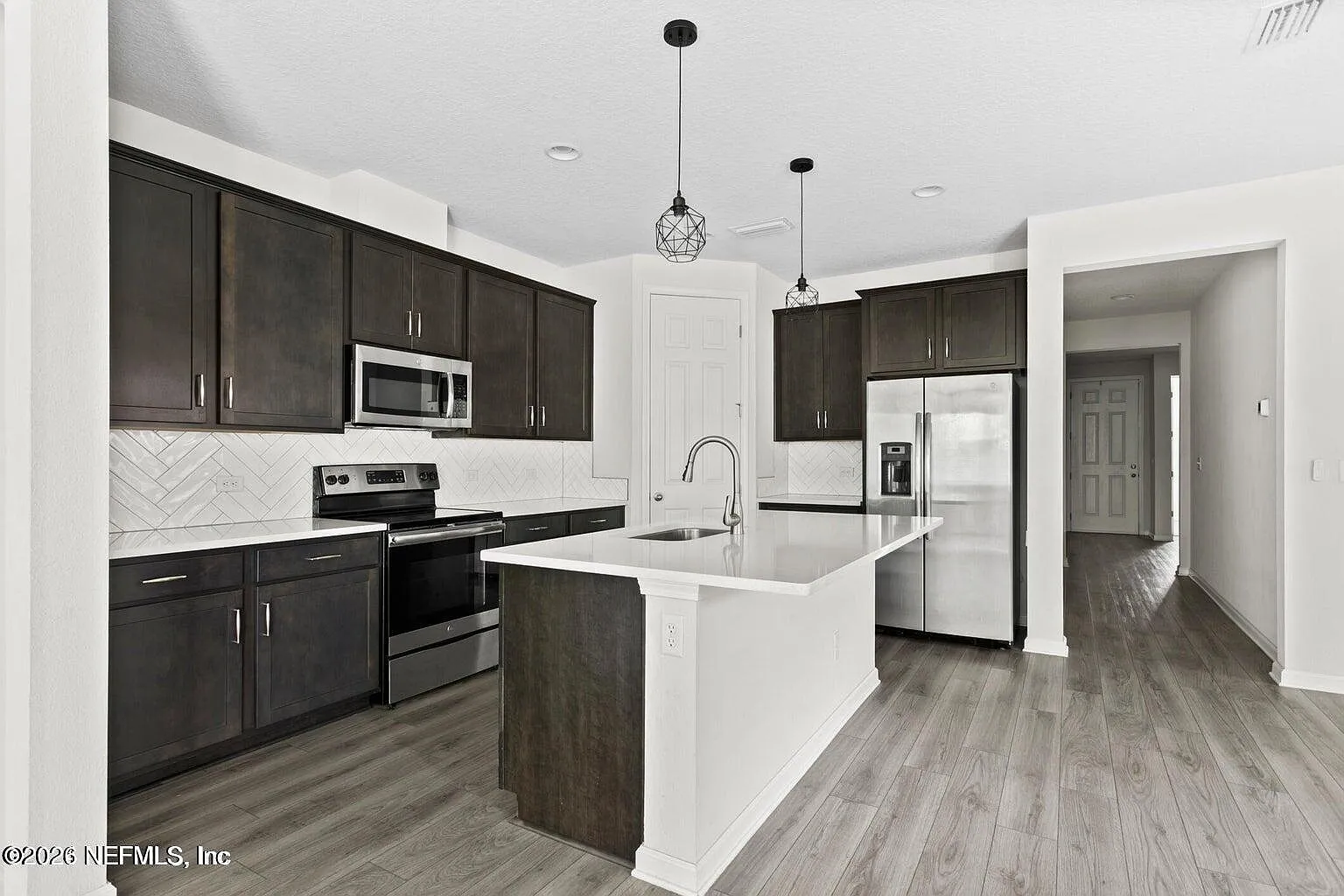 3 bed, 2.0 bath, 1595 sqft, $2,050 — Photo 2