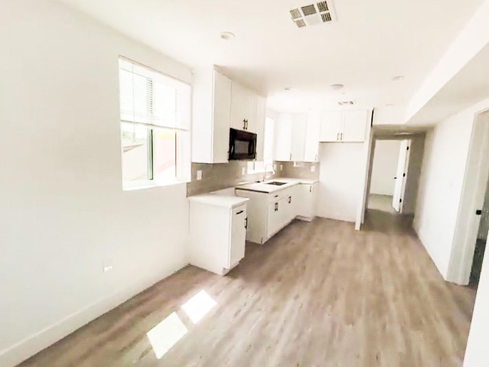 1st image of 1576 W 36th Pl