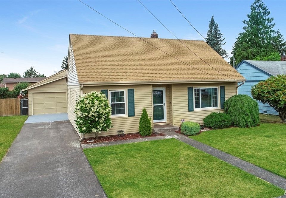 Welcome to your new home in Auburn. There is plenty of parking in the long driveway and sidewalks on both sides of the street. 