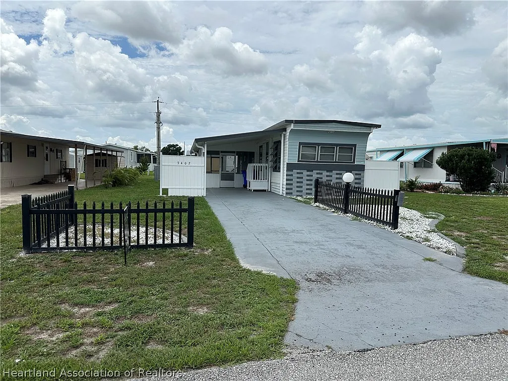 2 bed, 1.0 bath, 672 sqft, $900 — Photo 1