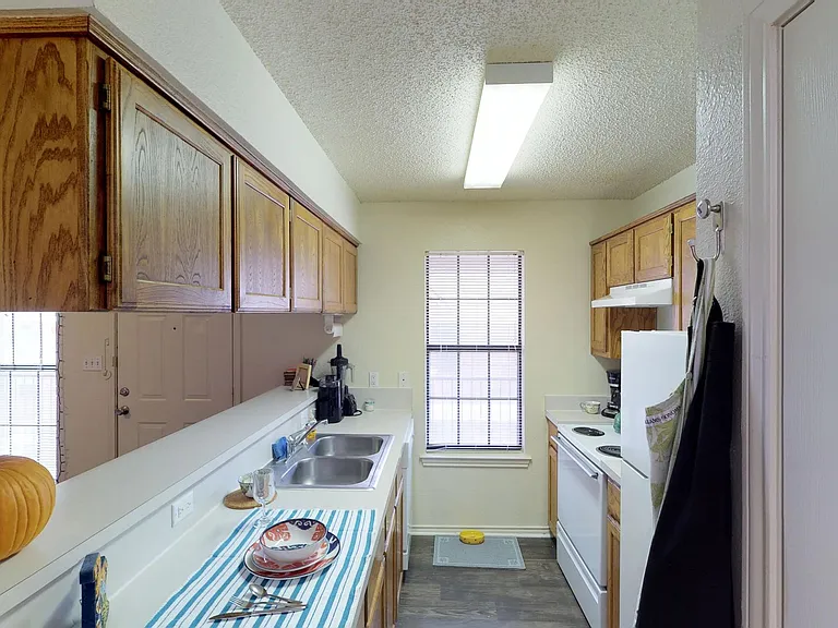 807 Bernard St — Photo 4
