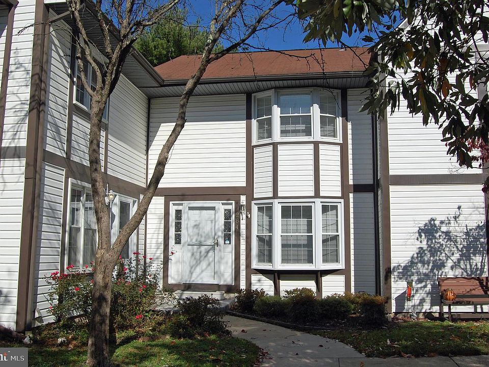 1st image of 284 Oakwood Village Ct