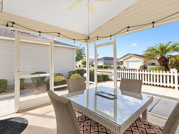 screened in lanai wiht ceiling fan