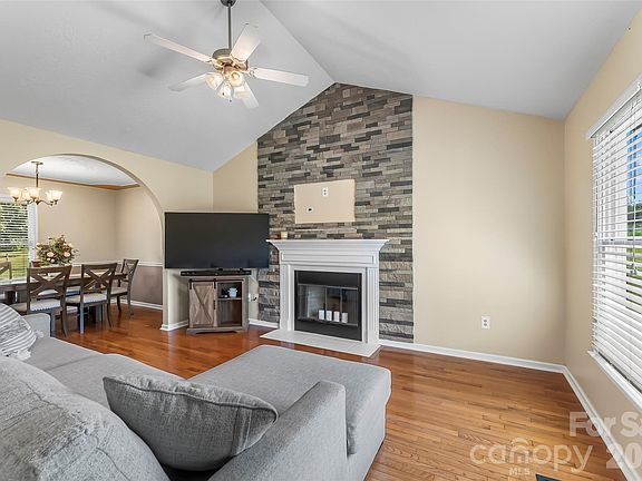 3rd image of 1688 Buffett Cir