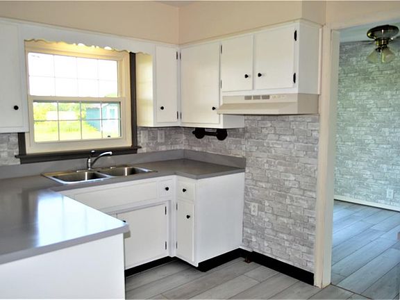 3rd image of 1322 Sherwood Dr