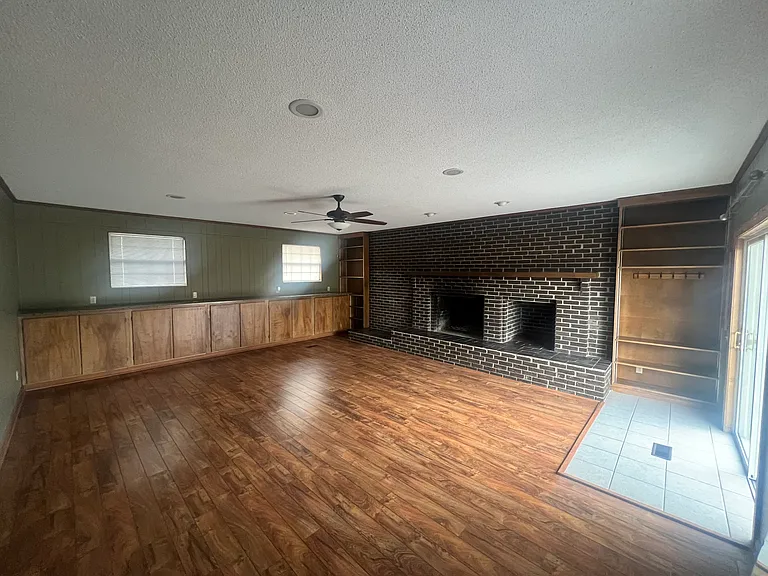 940 Robin Hood Dr NW — Photo 2