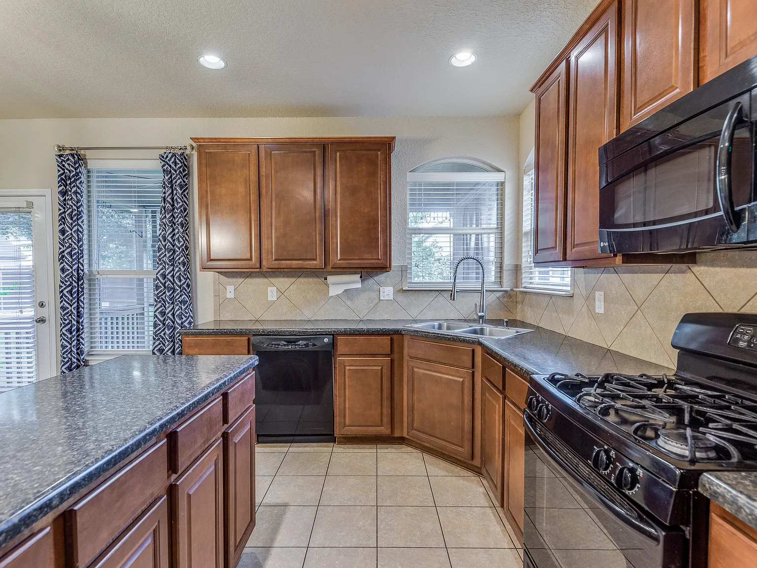 5 bed, 3224 sqft, $2,600 — Photo 2
