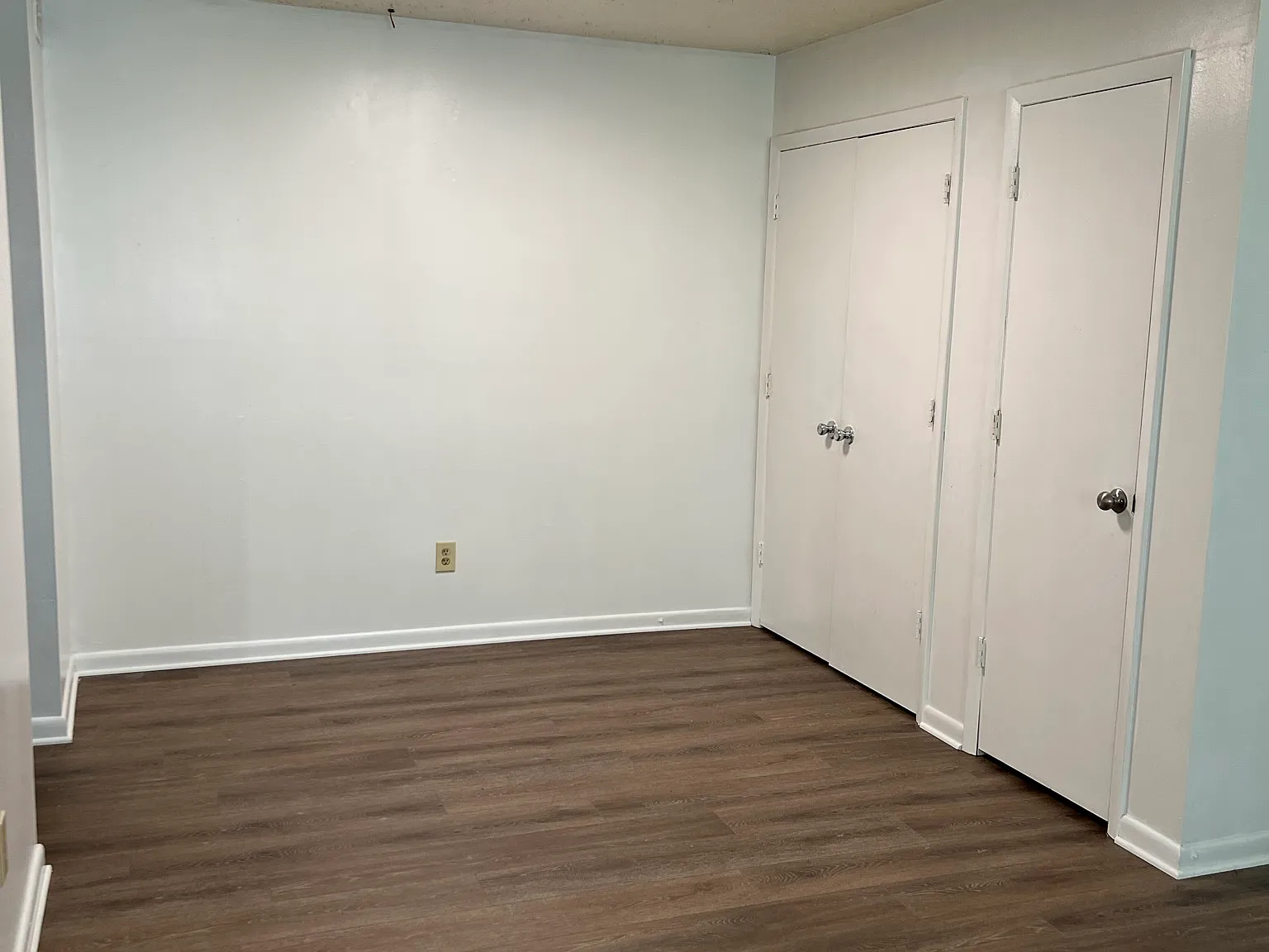 Hillview Apartments - 1 — Photo 4