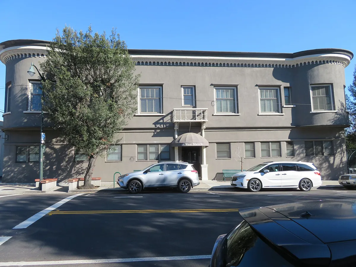 Building Photo - 14 W Main St