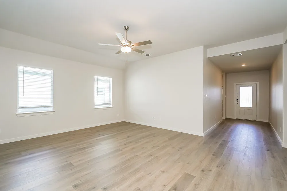 4 bed, 2.0 bath, 1724 sqft, $2,215 — Photo 3