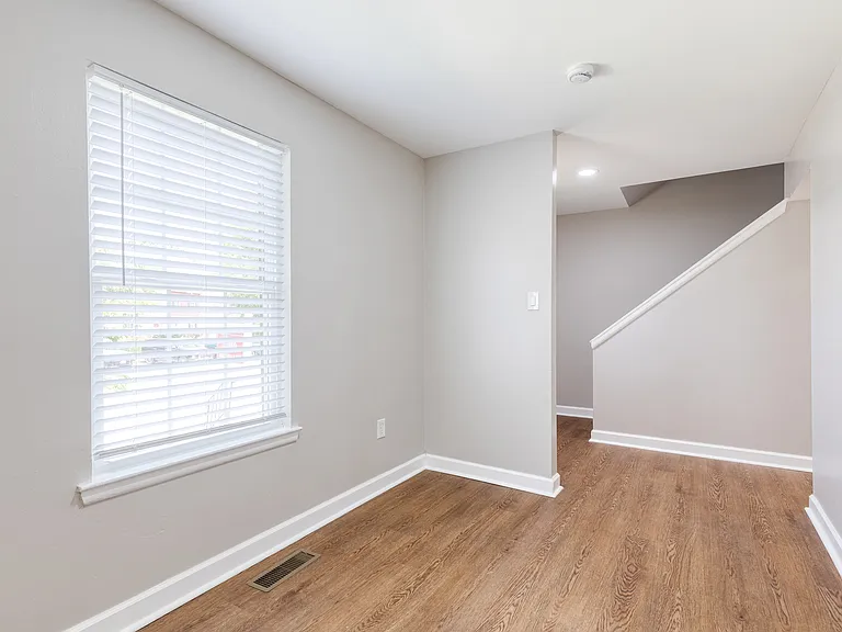1869 Robin Ct — Photo 3