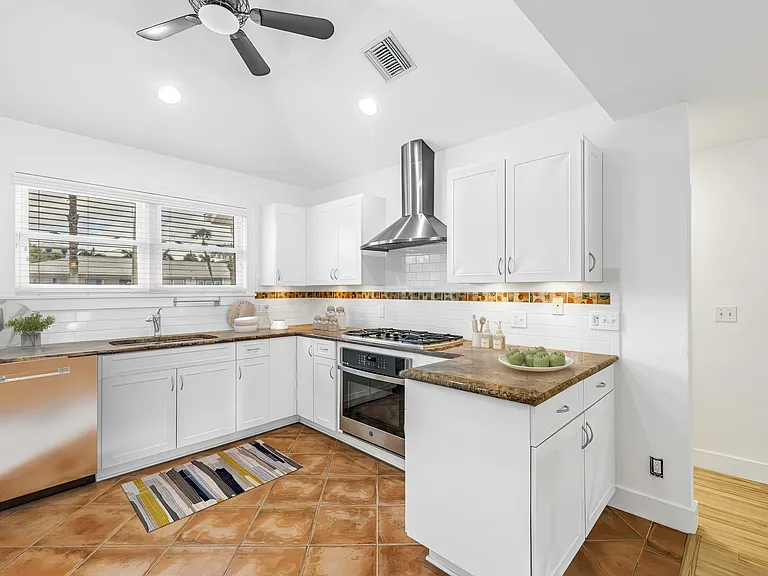 2605 Pass A Grille Way — Photo 7