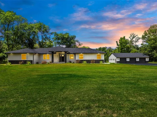 5511 Hickorywood Ct, Cedar Rapids, IA 52411