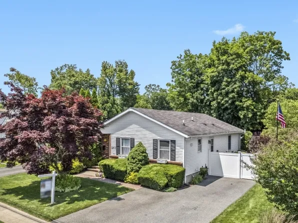 241 Riverdale Rd, Pompton Lakes Boro, NJ 07442