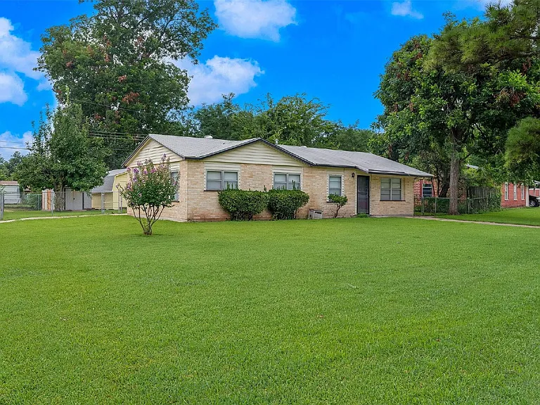 1101 Shirley Ln — Photo 2