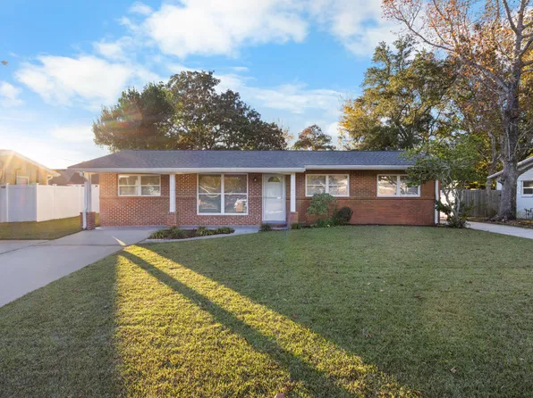 17 Mary Esther Dr, Mary Esther, FL 32569