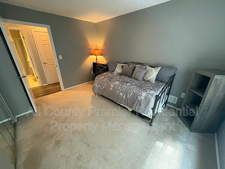 60 Versailles Ct — Photo 11