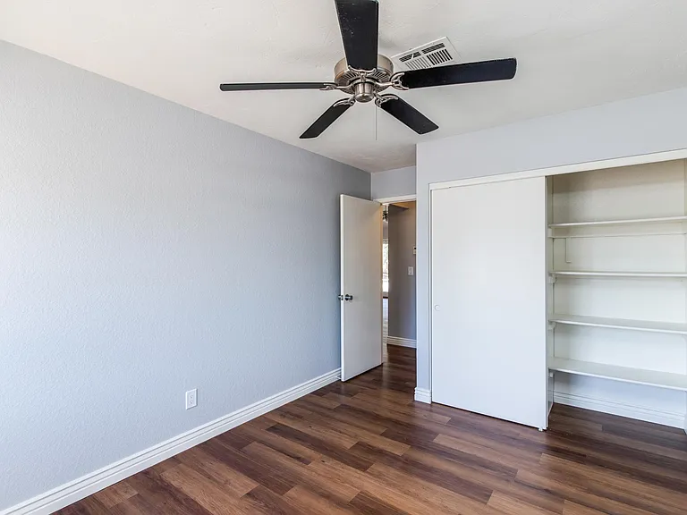 708 E Aire Libre Ave — Photo 17