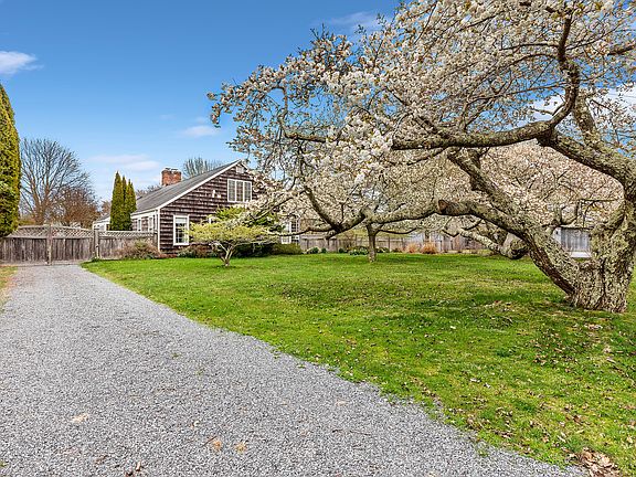 3rd image of 139 Meetinghouse Ln