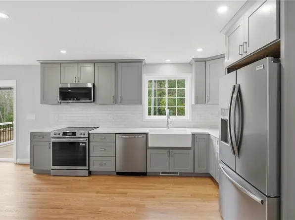 14 Elaine Dr, Hopkinton, RI 02833