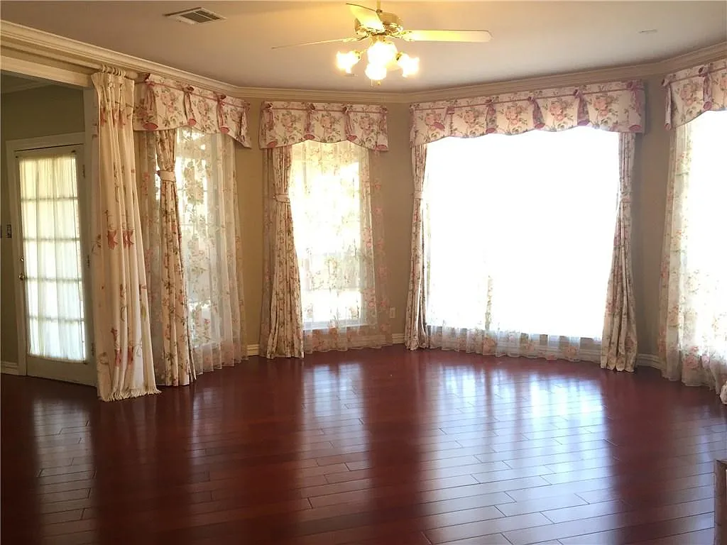 3941 Evesham Dr — Photo 2