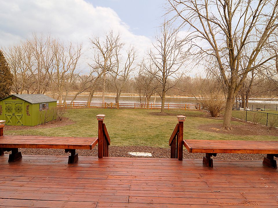 SPECTACULAR 4 BEDROOM RIVER FRONT HOME IN QUIET NEIGHBORHOOD, EASY ACCESS TO MAIN ROADS & AMENITIES.