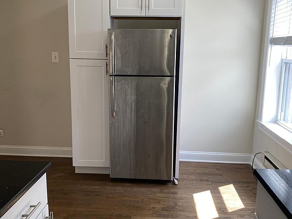 2nd image of 3821 N Greenview Ave #U4cjuatsv