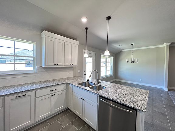 4th image of 1023 Fair Oaks St