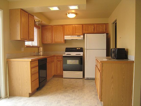 Kitchen w/newer appliances