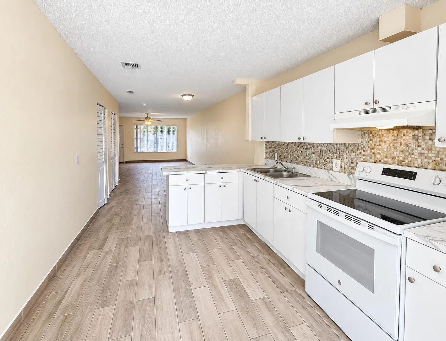 3 bed, 2.0 bath, 1312 sqft, $2,350 — Photo 2