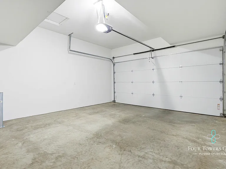 1205 NE Emerald Dr — Photo 6