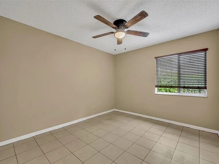 932 Robinhood Ct — Photo 15