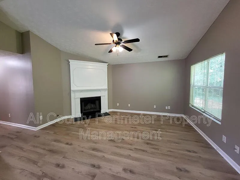 3 bed, 2.0 bath, 1242 sqft, $1,695 — Photo 3