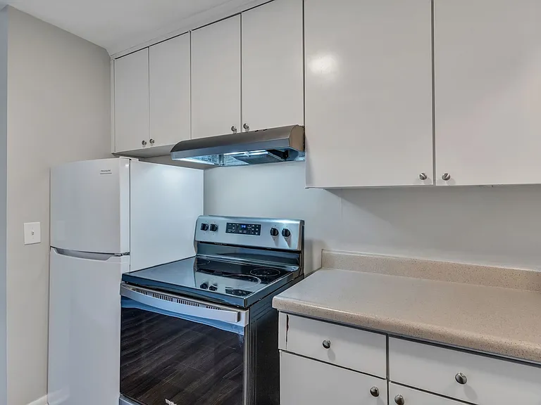 Executive House Apartments — Photo 11