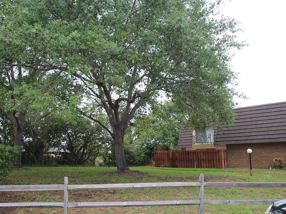 2nd image of 2012 Vista Oaks Cir NE