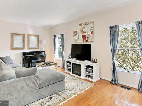 2941 Oakborough Sq, Oakton, VA 22124