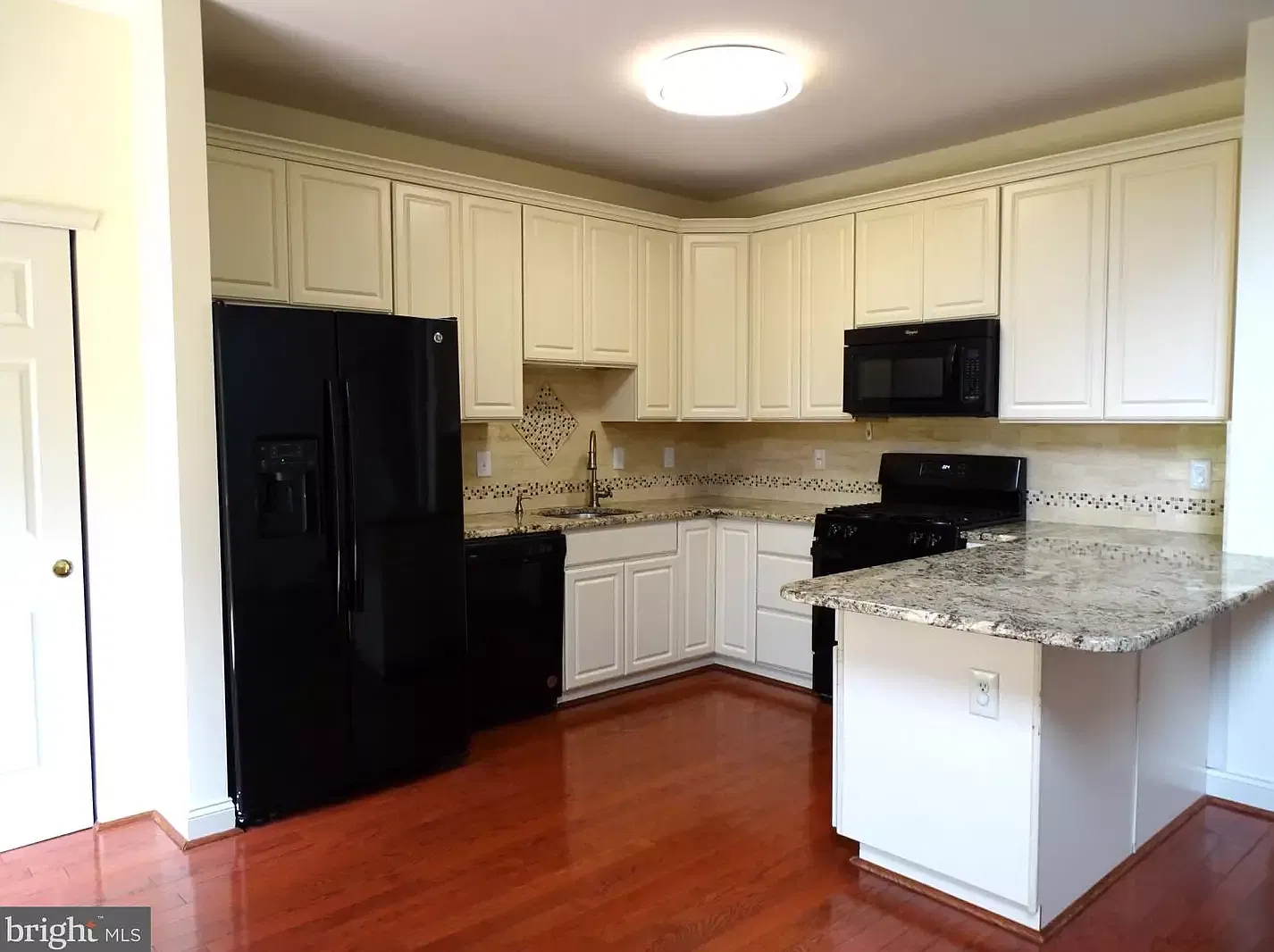 3 bed, 2.5 bath, 2298 sqft, $3,100 — Photo 4