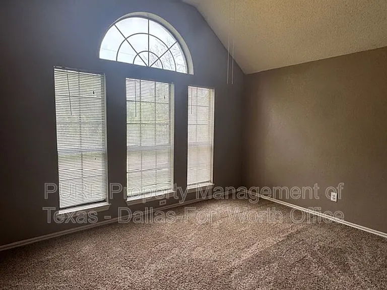 1404 Straus Rd — Photo 14